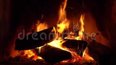 在家舒适的壁炉里燃烧木头，<strong>保暖</strong>